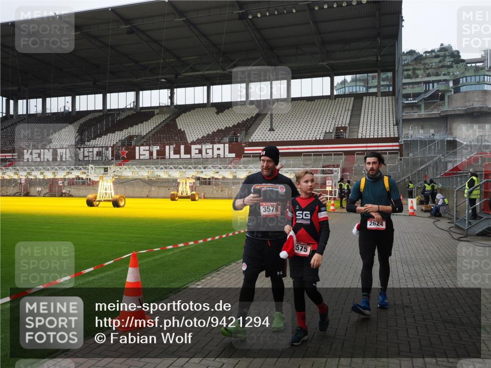 07.12.2025 - St. Pauli X-Mass-Run No. 15 Fabian Wolf http://msf.ph/oto/9421294 07.12.2025 11:45:17 Ziel 291, 2372, 2624, 2844, 3485, 3489, 3492, 3529, 3530, 3575, 3578 meine-sportfotos.de