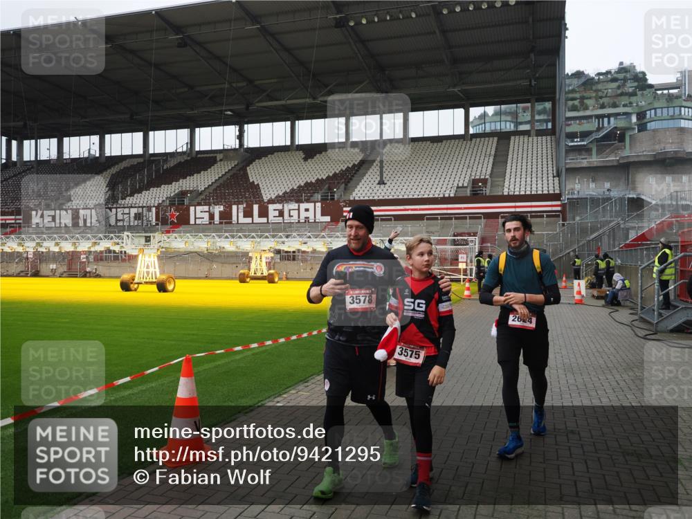 07.12.2025 - St. Pauli X-Mass-Run No. 15 Fabian Wolf http://msf.ph/oto/9421295 07.12.2025 11:45:18 Ziel 291, 2372, 2624, 2844, 3485, 3489, 3529, 3530, 3575, 3578 meine-sportfotos.de