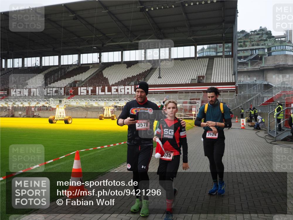 07.12.2025 - St. Pauli X-Mass-Run No. 15 Fabian Wolf http://msf.ph/oto/9421296 07.12.2025 11:45:18 Ziel 291, 2372, 2624, 2844, 3485, 3489, 3529, 3530, 3575, 3578 meine-sportfotos.de