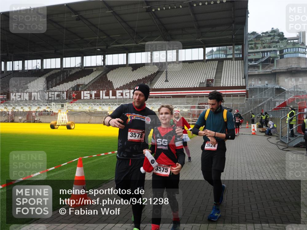07.12.2025 - St. Pauli X-Mass-Run No. 15 Fabian Wolf http://msf.ph/oto/9421298 07.12.2025 11:45:18 Ziel 291, 2372, 2624, 2844, 3485, 3489, 3529, 3530, 3575, 3578 meine-sportfotos.de