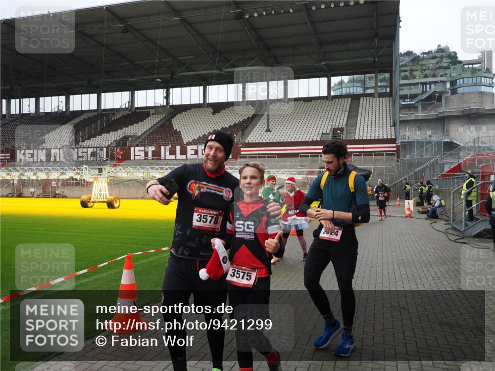 07.12.2025 - St. Pauli X-Mass-Run No. 15 Fabian Wolf http://msf.ph/oto/9421299 07.12.2025 11:45:18 Ziel 291, 2372, 2624, 2844, 3485, 3489, 3529, 3530, 3575, 3578 meine-sportfotos.de