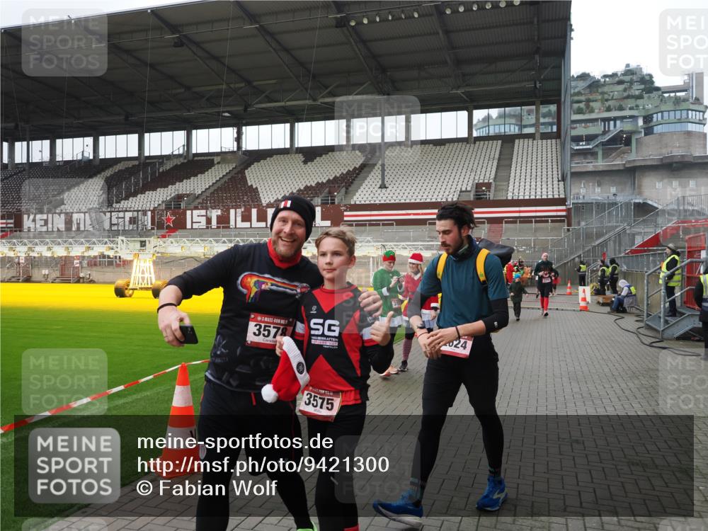 07.12.2025 - St. Pauli X-Mass-Run No. 15 Fabian Wolf http://msf.ph/oto/9421300 07.12.2025 11:45:19 Ziel 291, 2372, 2624, 2844, 3485, 3489, 3573, 3575, 3578 meine-sportfotos.de