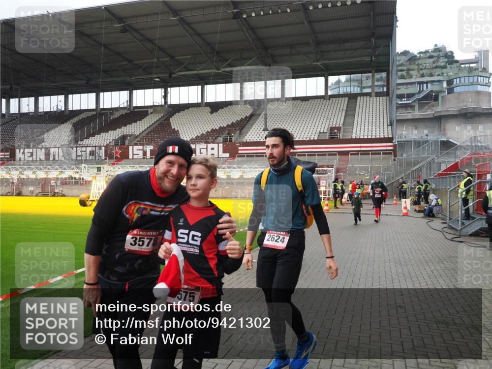 07.12.2025 - St. Pauli X-Mass-Run No. 15 Fabian Wolf http://msf.ph/oto/9421302 07.12.2025 11:45:19 Ziel 291, 2372, 2624, 2844, 3485, 3489, 3573, 3575, 3578 meine-sportfotos.de