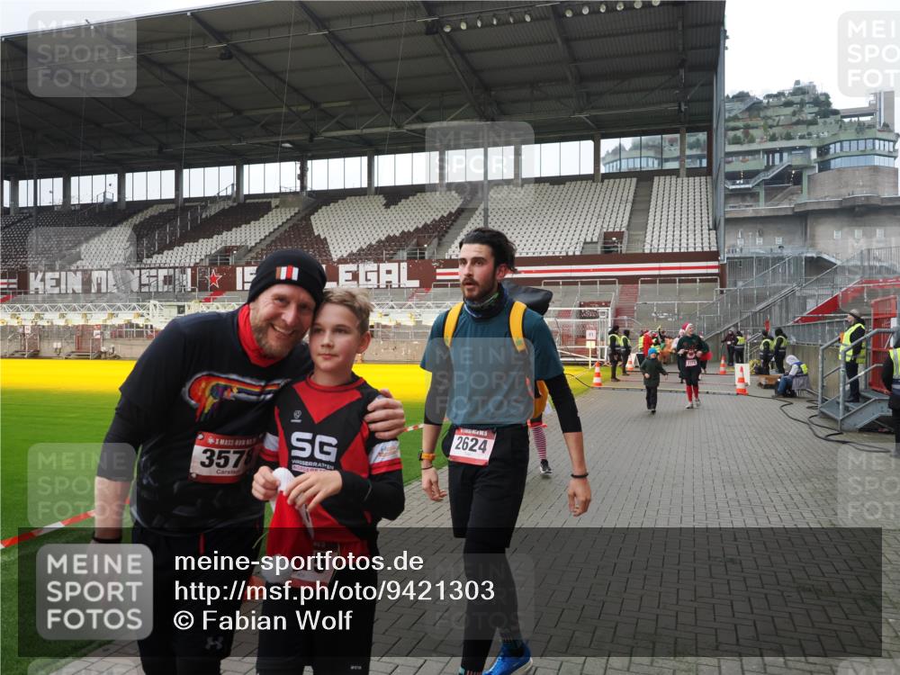 07.12.2025 - St. Pauli X-Mass-Run No. 15 Fabian Wolf http://msf.ph/oto/9421303 07.12.2025 11:45:19 Ziel 291, 2372, 2624, 2844, 3485, 3489, 3573, 3575, 3578 meine-sportfotos.de