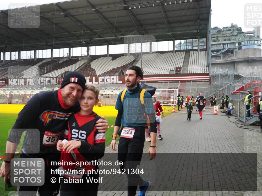 07.12.2025 - St. Pauli X-Mass-Run No. 15 Fabian Wolf http://msf.ph/oto/9421304 07.12.2025 11:45:19 Ziel 291, 2372, 2624, 2844, 3485, 3489, 3573, 3575, 3578 meine-sportfotos.de