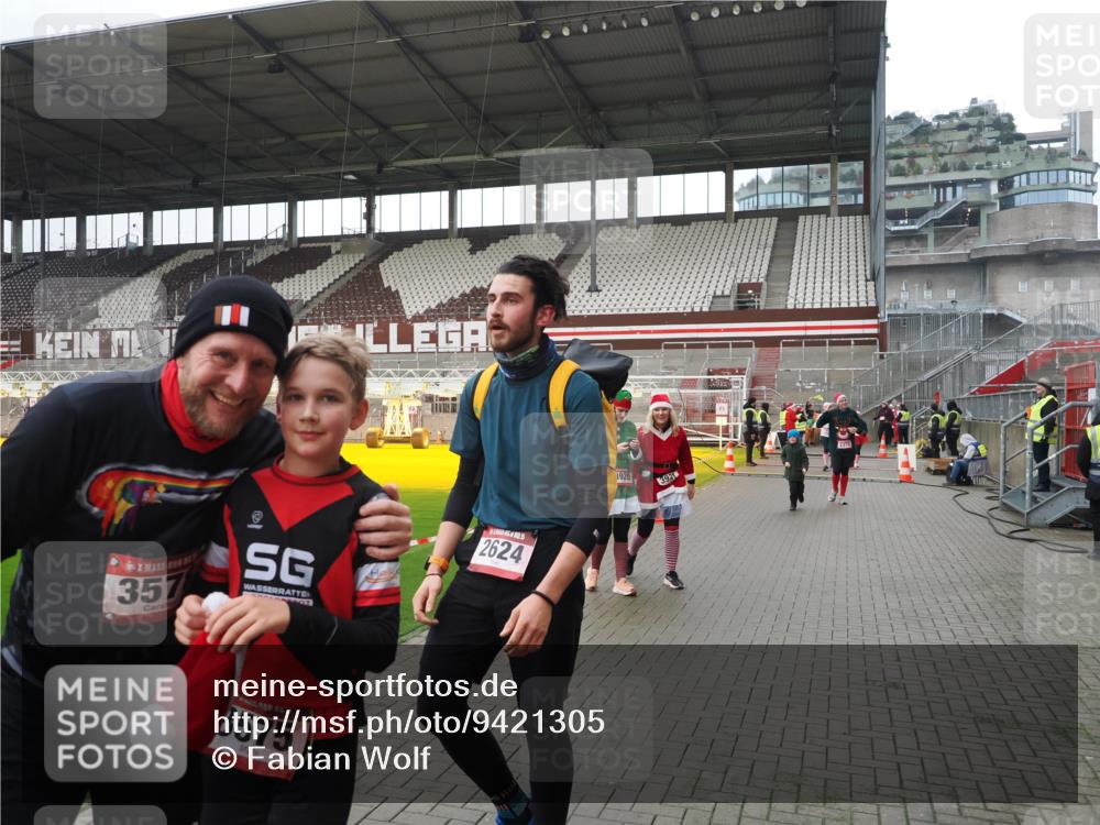 07.12.2025 - St. Pauli X-Mass-Run No. 15 Fabian Wolf http://msf.ph/oto/9421305 07.12.2025 11:45:20 Ziel 2372, 2624, 2844, 3485, 3489, 3573, 3575, 3578, 3774 meine-sportfotos.de