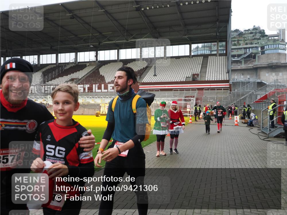 07.12.2025 - St. Pauli X-Mass-Run No. 15 Fabian Wolf http://msf.ph/oto/9421306 07.12.2025 11:45:20 Ziel 2372, 2624, 2844, 3485, 3489, 3573, 3575, 3578, 3774 meine-sportfotos.de