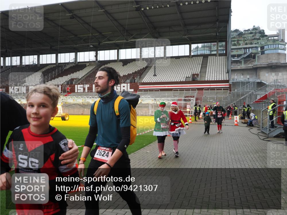 07.12.2025 - St. Pauli X-Mass-Run No. 15 Fabian Wolf http://msf.ph/oto/9421307 07.12.2025 11:45:20 Ziel 2372, 2624, 2844, 3485, 3489, 3573, 3575, 3578, 3774 meine-sportfotos.de