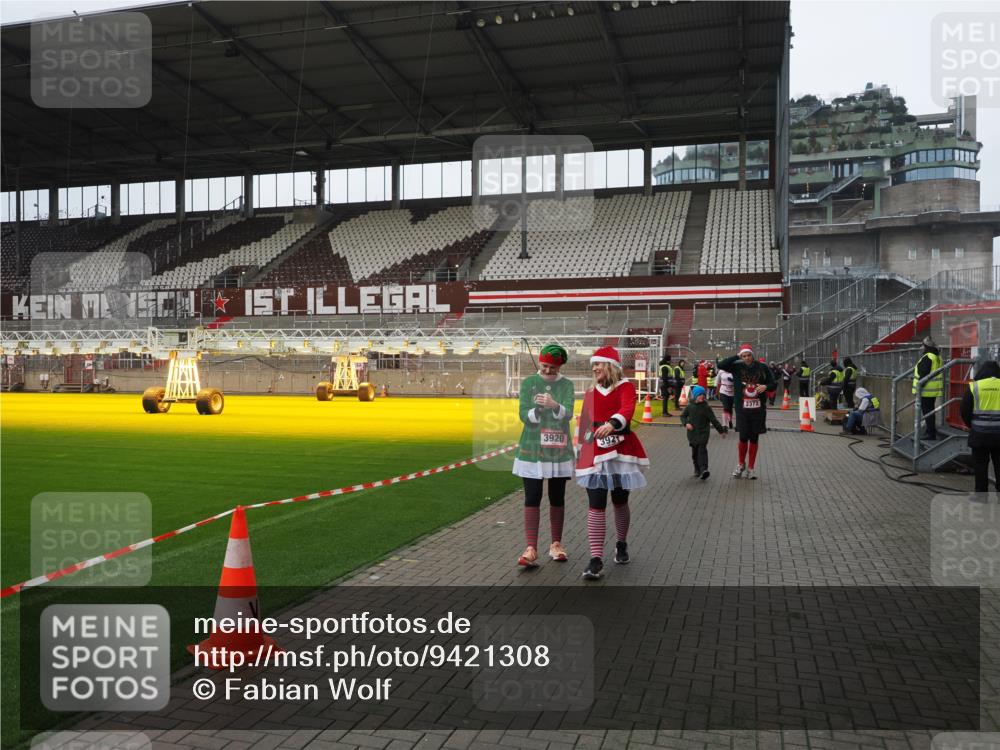 07.12.2025 - St. Pauli X-Mass-Run No. 15 Fabian Wolf http://msf.ph/oto/9421308 07.12.2025 11:45:21 Ziel 2372, 2624, 2844, 3485, 3489, 3573, 3575, 3578, 3774 meine-sportfotos.de