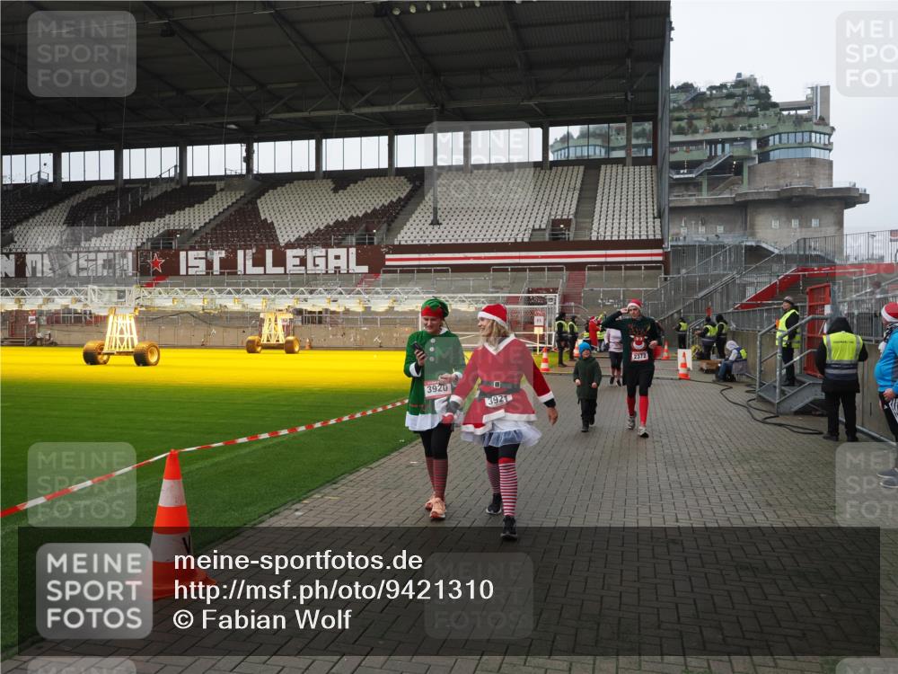 07.12.2025 - St. Pauli X-Mass-Run No. 15 Fabian Wolf http://msf.ph/oto/9421310 07.12.2025 11:45:22 Ziel 2372, 2624, 2844, 3485, 3489, 3573, 3575, 3578, 3774 meine-sportfotos.de