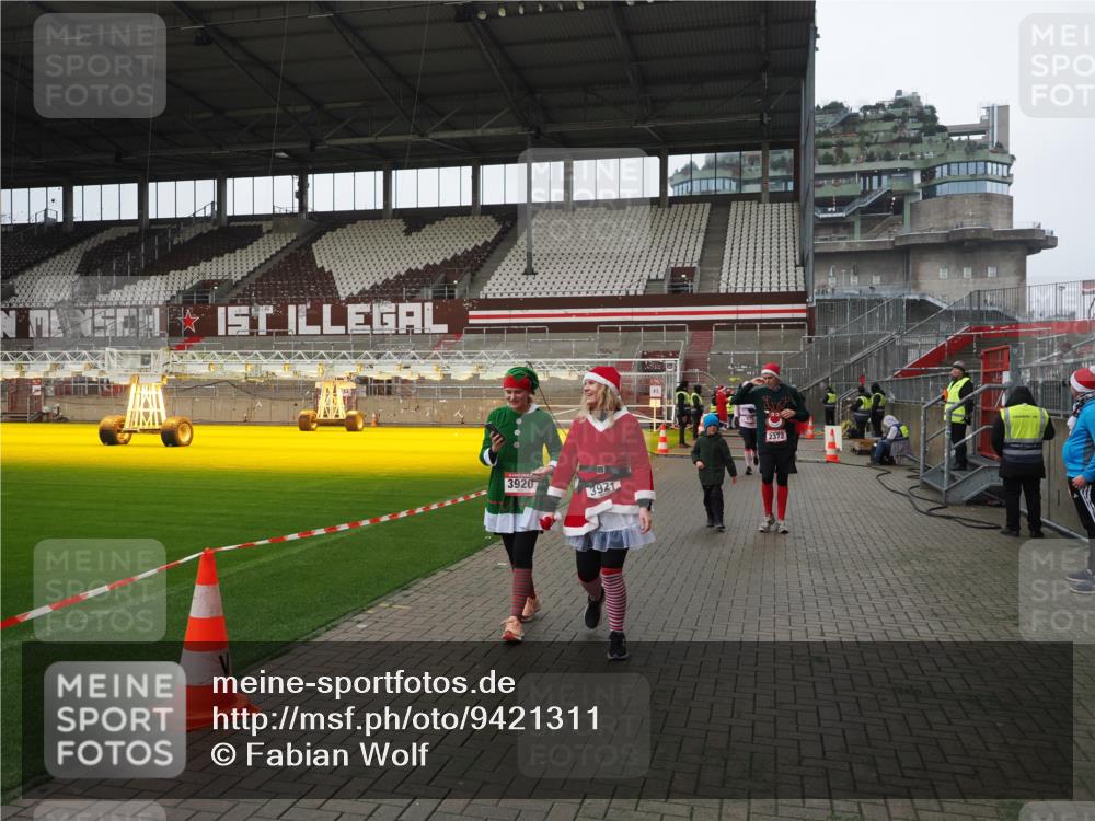 07.12.2025 - St. Pauli X-Mass-Run No. 15 Fabian Wolf http://msf.ph/oto/9421311 07.12.2025 11:45:22 Ziel 2372, 2624, 2844, 3485, 3489, 3573, 3575, 3578, 3774 meine-sportfotos.de
