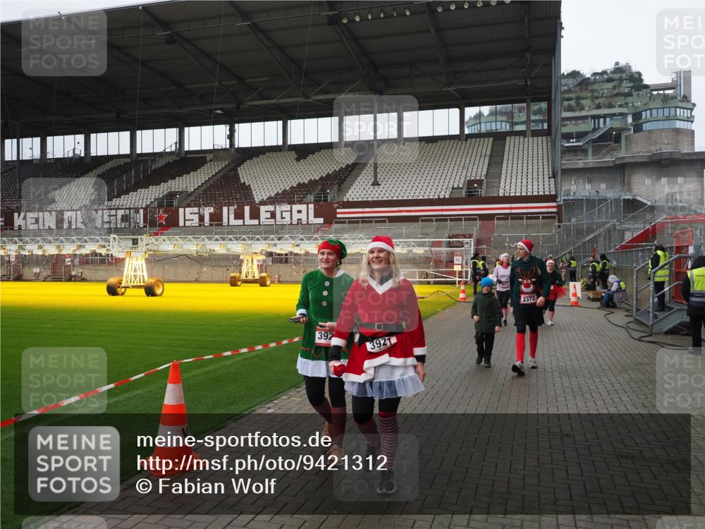 07.12.2025 - St. Pauli X-Mass-Run No. 15 Fabian Wolf http://msf.ph/oto/9421312 07.12.2025 11:45:23 Ziel 2372, 2624, 2844, 3485, 3489, 3573, 3575, 3578, 3774 meine-sportfotos.de