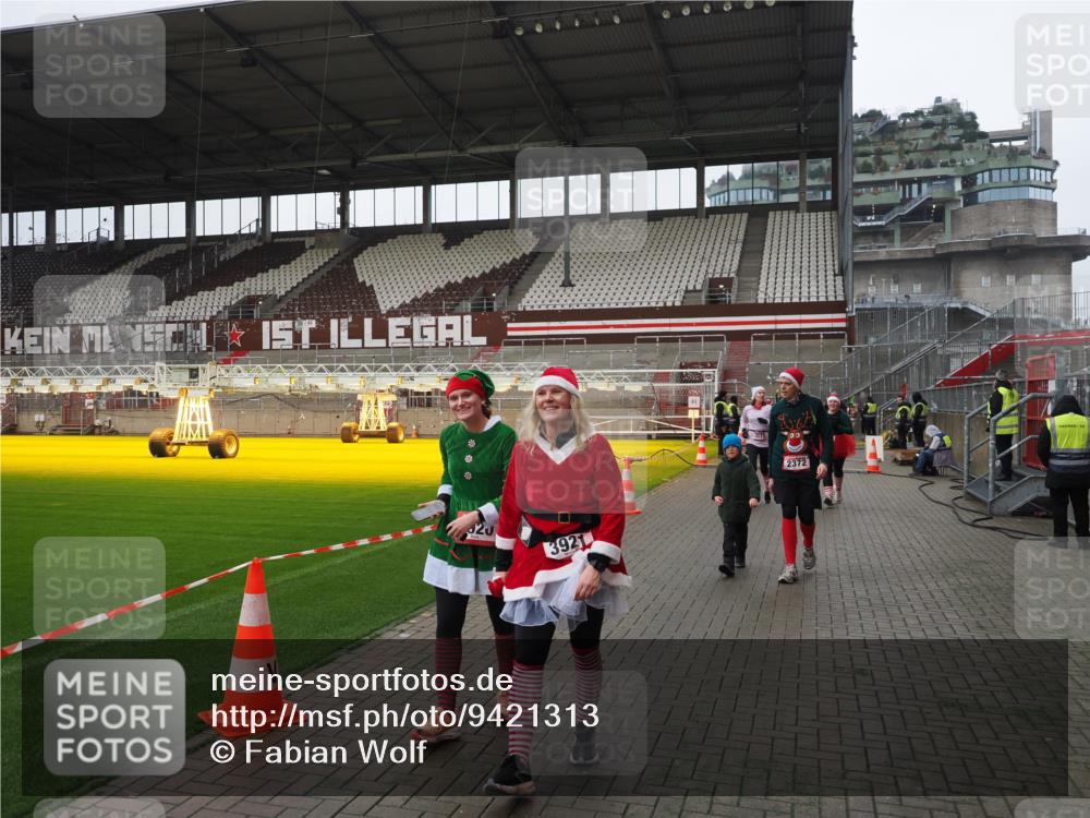 07.12.2025 - St. Pauli X-Mass-Run No. 15 Fabian Wolf http://msf.ph/oto/9421313 07.12.2025 11:45:23 Ziel 2372, 2624, 2844, 3485, 3489, 3573, 3575, 3578, 3774 meine-sportfotos.de