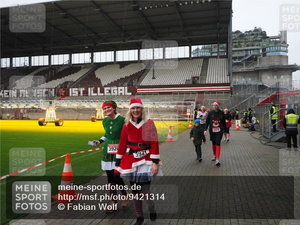 07.12.2025 - St. Pauli X-Mass-Run No. 15 Fabian Wolf http://msf.ph/oto/9421314 07.12.2025 11:45:24 Ziel 2372, 2624, 2844, 3485, 3489, 3573, 3774 meine-sportfotos.de