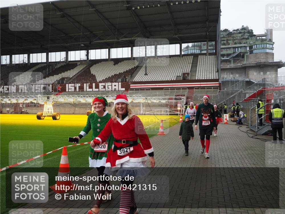 07.12.2025 - St. Pauli X-Mass-Run No. 15 Fabian Wolf http://msf.ph/oto/9421315 07.12.2025 11:45:24 Ziel 2372, 2624, 2844, 3485, 3489, 3573, 3774 meine-sportfotos.de