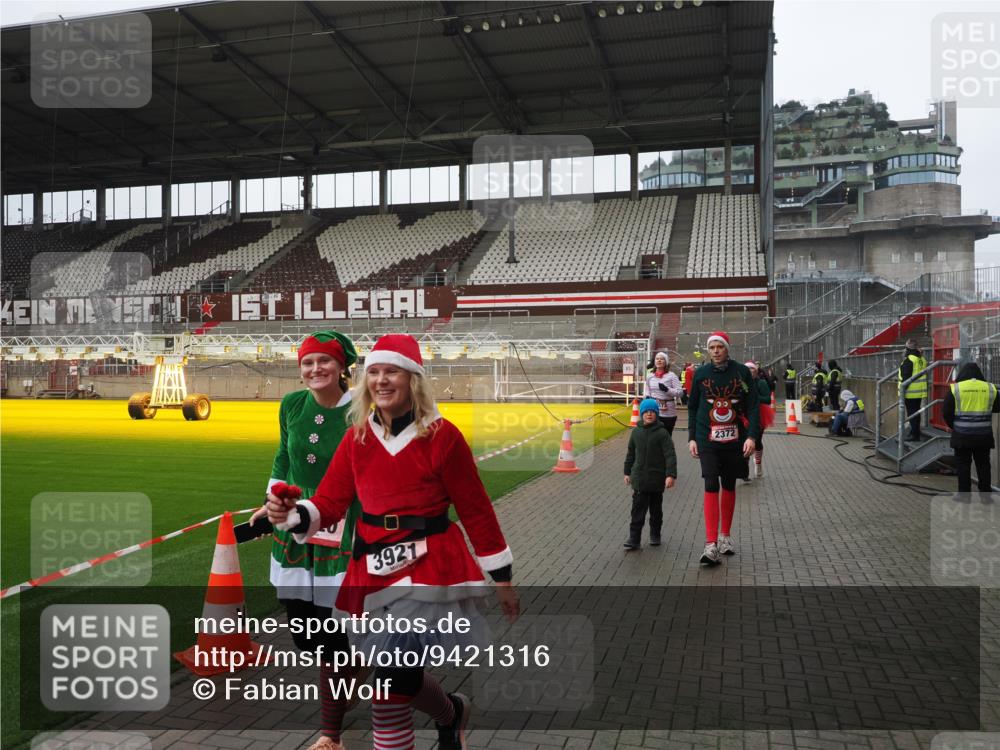 07.12.2025 - St. Pauli X-Mass-Run No. 15 Fabian Wolf http://msf.ph/oto/9421316 07.12.2025 11:45:24 Ziel 2372, 2624, 2844, 3485, 3489, 3573, 3774 meine-sportfotos.de