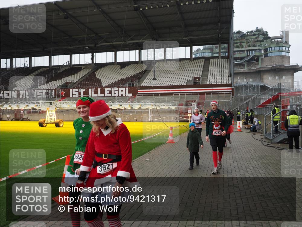 07.12.2025 - St. Pauli X-Mass-Run No. 15 Fabian Wolf http://msf.ph/oto/9421317 07.12.2025 11:45:24 Ziel 2372, 2624, 2844, 3485, 3489, 3573, 3774 meine-sportfotos.de