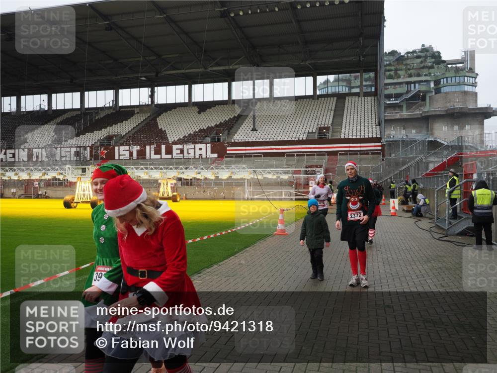 07.12.2025 - St. Pauli X-Mass-Run No. 15 Fabian Wolf http://msf.ph/oto/9421318 07.12.2025 11:45:24 Ziel 2372, 2624, 2844, 3485, 3489, 3573, 3774 meine-sportfotos.de