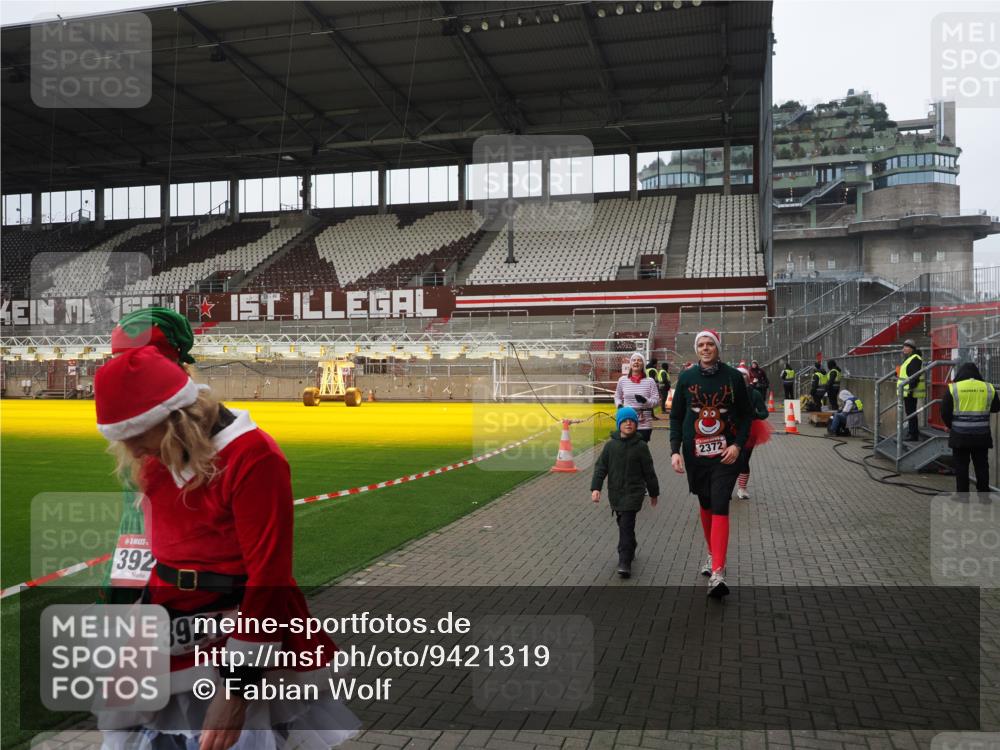 07.12.2025 - St. Pauli X-Mass-Run No. 15 Fabian Wolf http://msf.ph/oto/9421319 07.12.2025 11:45:25 Ziel 569, 572, 2372, 2624, 2844, 3573, 3774, 4112 meine-sportfotos.de