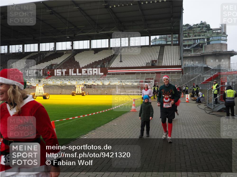 07.12.2025 - St. Pauli X-Mass-Run No. 15 Fabian Wolf http://msf.ph/oto/9421320 07.12.2025 11:45:25 Ziel 569, 572, 2372, 2624, 2844, 3573, 3774, 4112 meine-sportfotos.de