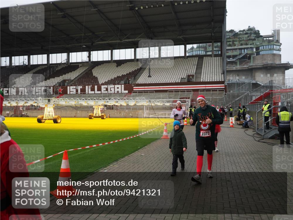 07.12.2025 - St. Pauli X-Mass-Run No. 15 Fabian Wolf http://msf.ph/oto/9421321 07.12.2025 11:45:25 Ziel 569, 572, 2372, 2624, 2844, 3573, 3774, 4112 meine-sportfotos.de