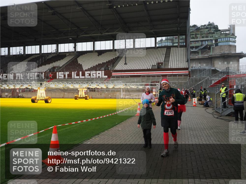07.12.2025 - St. Pauli X-Mass-Run No. 15 Fabian Wolf http://msf.ph/oto/9421322 07.12.2025 11:45:25 Ziel 569, 572, 2372, 2624, 2844, 3573, 3774, 4112 meine-sportfotos.de
