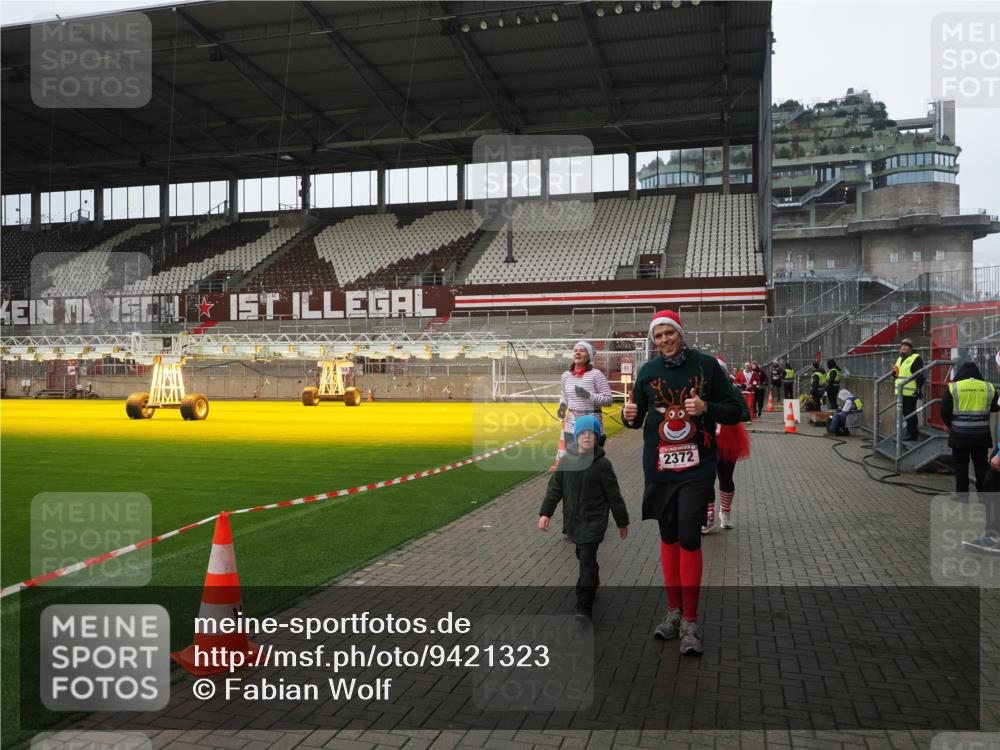 07.12.2025 - St. Pauli X-Mass-Run No. 15 Fabian Wolf http://msf.ph/oto/9421323 07.12.2025 11:45:26 Ziel 569, 572, 2372, 2624, 3573, 3774, 3963, 4058, 4112 meine-sportfotos.de