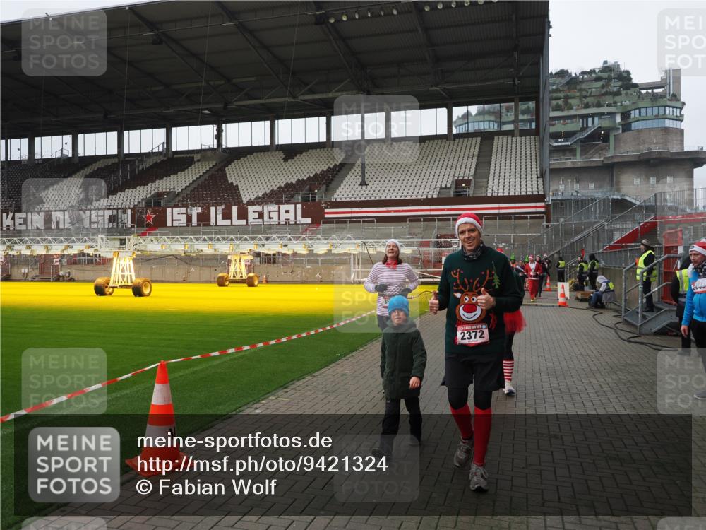 07.12.2025 - St. Pauli X-Mass-Run No. 15 Fabian Wolf http://msf.ph/oto/9421324 07.12.2025 11:45:26 Ziel 569, 572, 2372, 2624, 3573, 3774, 3963, 4058, 4112 meine-sportfotos.de