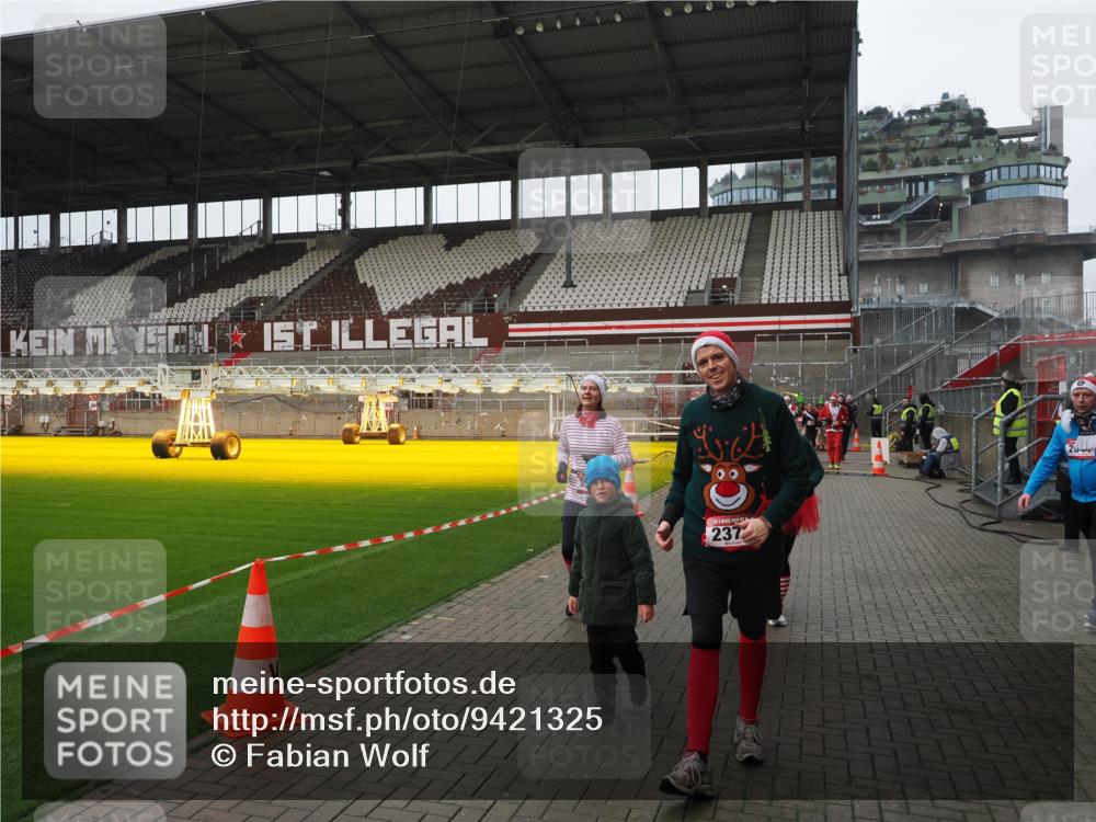 07.12.2025 - St. Pauli X-Mass-Run No. 15 Fabian Wolf http://msf.ph/oto/9421325 07.12.2025 11:45:26 Ziel 569, 572, 2372, 2624, 3573, 3774, 3963, 4058, 4112 meine-sportfotos.de