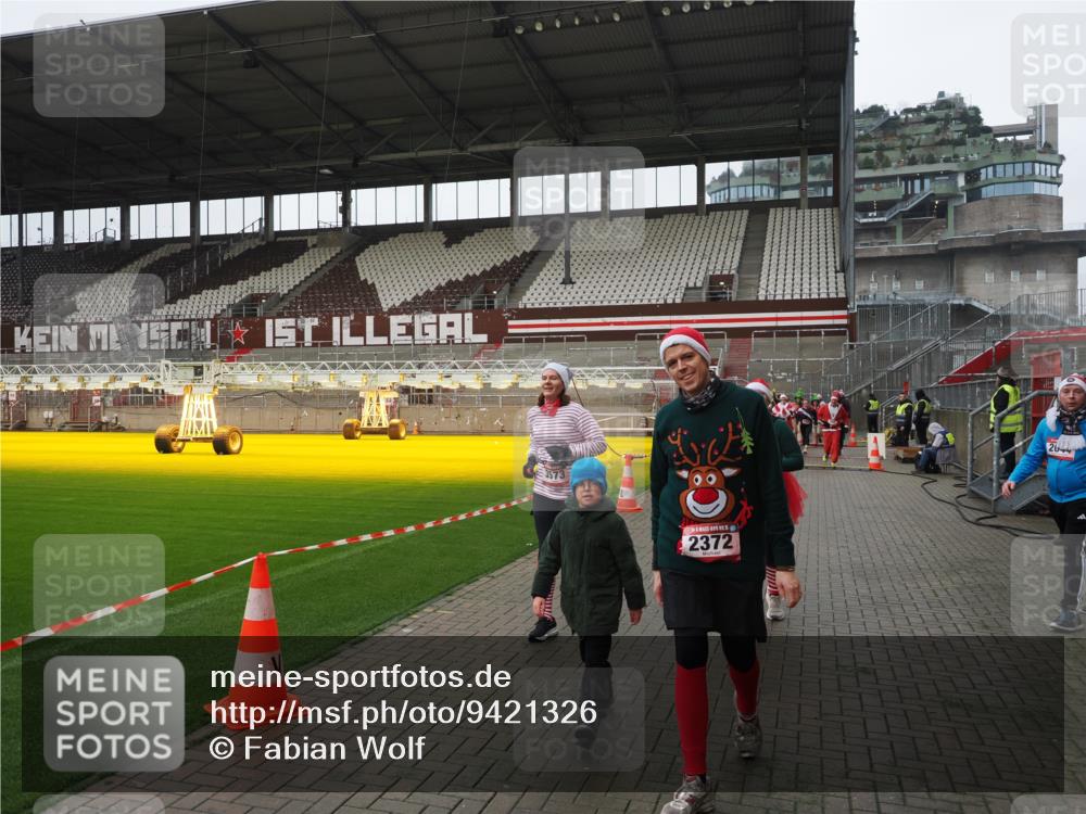 07.12.2025 - St. Pauli X-Mass-Run No. 15 Fabian Wolf http://msf.ph/oto/9421326 07.12.2025 11:45:26 Ziel 569, 572, 2372, 2624, 3573, 3774, 3963, 4058, 4112 meine-sportfotos.de
