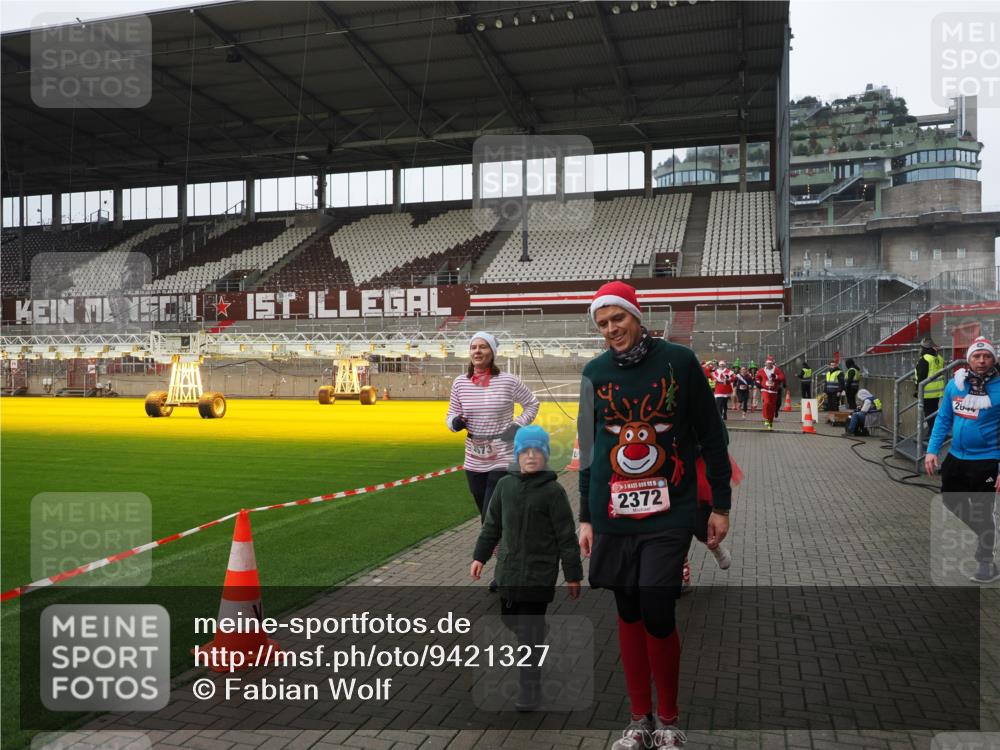 07.12.2025 - St. Pauli X-Mass-Run No. 15 Fabian Wolf http://msf.ph/oto/9421327 07.12.2025 11:45:27 Ziel 569, 572, 2372, 2624, 3573, 3774, 3963, 4058, 4060, 4112 meine-sportfotos.de