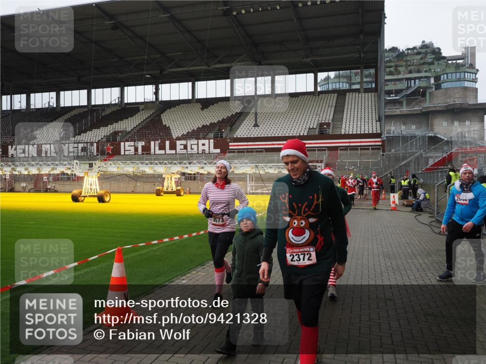 07.12.2025 - St. Pauli X-Mass-Run No. 15 Fabian Wolf http://msf.ph/oto/9421328 07.12.2025 11:45:27 Ziel 569, 572, 2372, 2624, 3573, 3774, 3963, 4058, 4060, 4112 meine-sportfotos.de