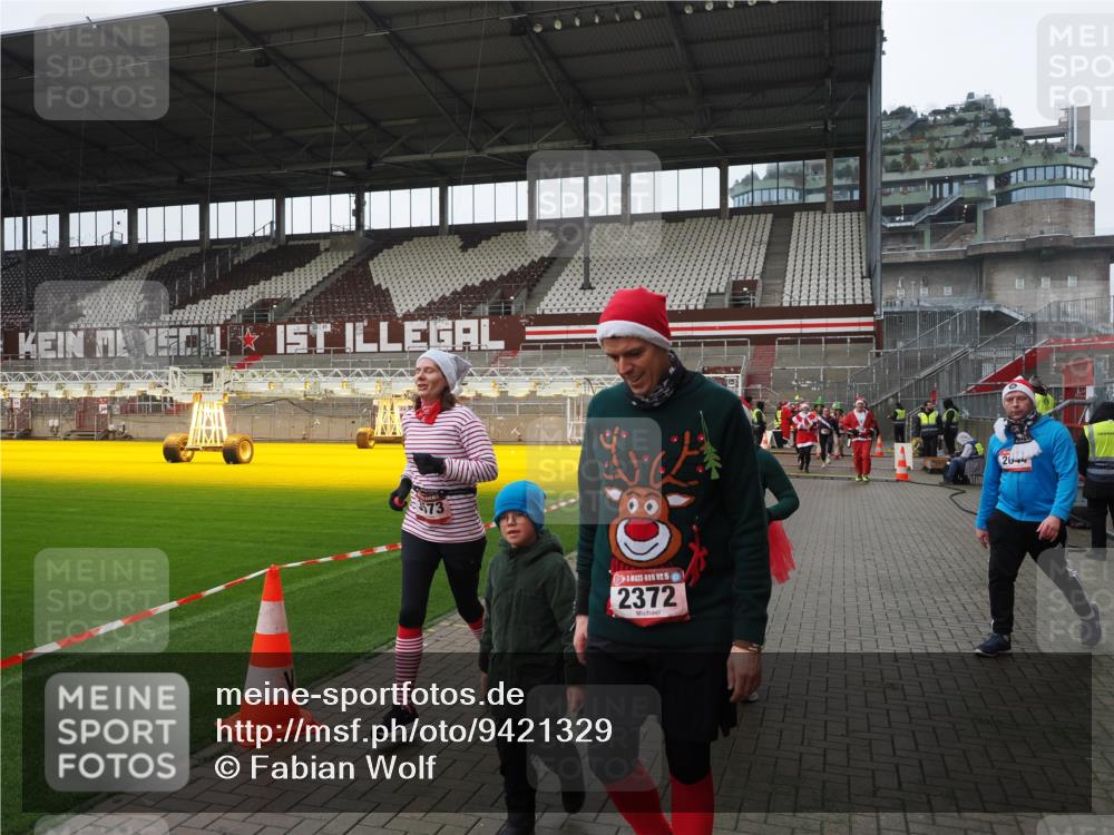 07.12.2025 - St. Pauli X-Mass-Run No. 15 Fabian Wolf http://msf.ph/oto/9421329 07.12.2025 11:45:27 Ziel 569, 572, 2372, 2624, 3573, 3774, 3963, 4058, 4060, 4112 meine-sportfotos.de