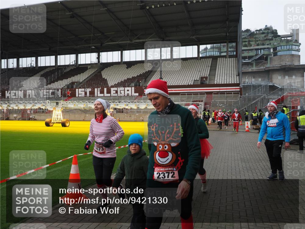 07.12.2025 - St. Pauli X-Mass-Run No. 15 Fabian Wolf http://msf.ph/oto/9421330 07.12.2025 11:45:27 Ziel 569, 572, 2372, 2624, 3573, 3774, 3963, 4058, 4060, 4112 meine-sportfotos.de