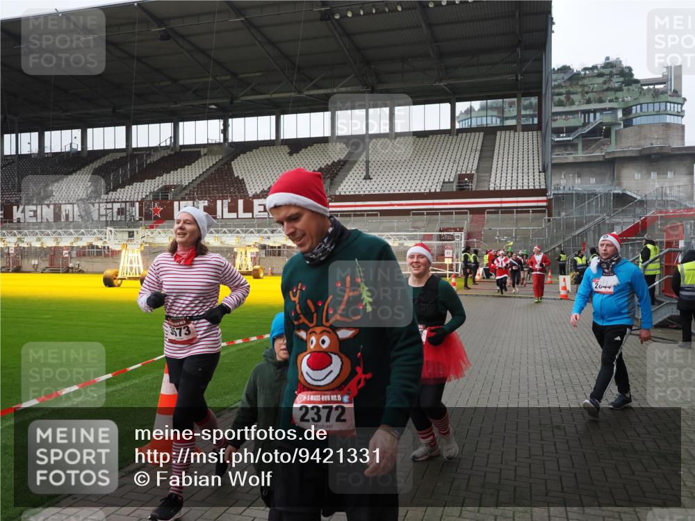 07.12.2025 - St. Pauli X-Mass-Run No. 15 Fabian Wolf http://msf.ph/oto/9421331 07.12.2025 11:45:27 Ziel 569, 572, 2372, 2624, 3573, 3774, 3963, 4058, 4060, 4112 meine-sportfotos.de