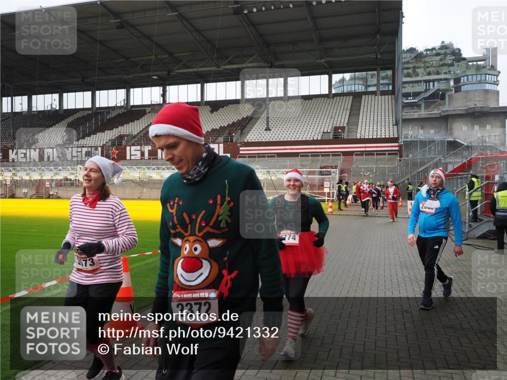 07.12.2025 - St. Pauli X-Mass-Run No. 15 Fabian Wolf http://msf.ph/oto/9421332 07.12.2025 11:45:28 Ziel 569, 572, 1324, 2372, 2382, 2385, 2624, 3573, 3774, 3963, 4058, 4060, 4112 meine-sportfotos.de