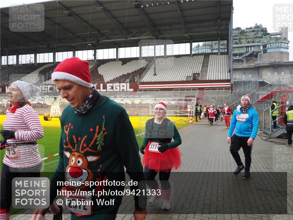 07.12.2025 - St. Pauli X-Mass-Run No. 15 Fabian Wolf http://msf.ph/oto/9421333 07.12.2025 11:45:28 Ziel 569, 572, 1324, 2372, 2382, 2385, 2624, 3573, 3774, 3963, 4058, 4060, 4112 meine-sportfotos.de