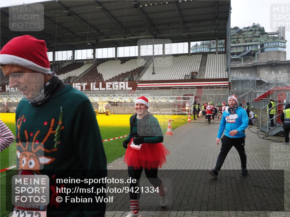 07.12.2025 - St. Pauli X-Mass-Run No. 15 Fabian Wolf http://msf.ph/oto/9421334 07.12.2025 11:45:28 Ziel 569, 572, 1324, 2372, 2382, 2385, 2624, 3573, 3774, 3963, 4058, 4060, 4112 meine-sportfotos.de