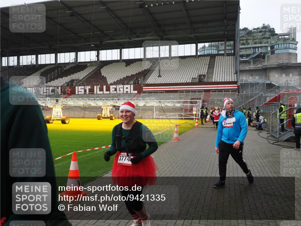 07.12.2025 - St. Pauli X-Mass-Run No. 15 Fabian Wolf http://msf.ph/oto/9421335 07.12.2025 11:45:28 Ziel 569, 572, 1324, 2372, 2382, 2385, 2624, 3573, 3774, 3963, 4058, 4060, 4112 meine-sportfotos.de