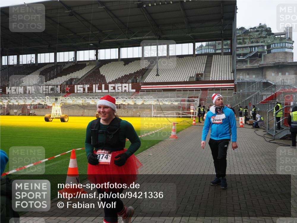 07.12.2025 - St. Pauli X-Mass-Run No. 15 Fabian Wolf http://msf.ph/oto/9421336 07.12.2025 11:45:28 Ziel 569, 572, 1324, 2372, 2382, 2385, 2624, 3573, 3774, 3963, 4058, 4060, 4112 meine-sportfotos.de