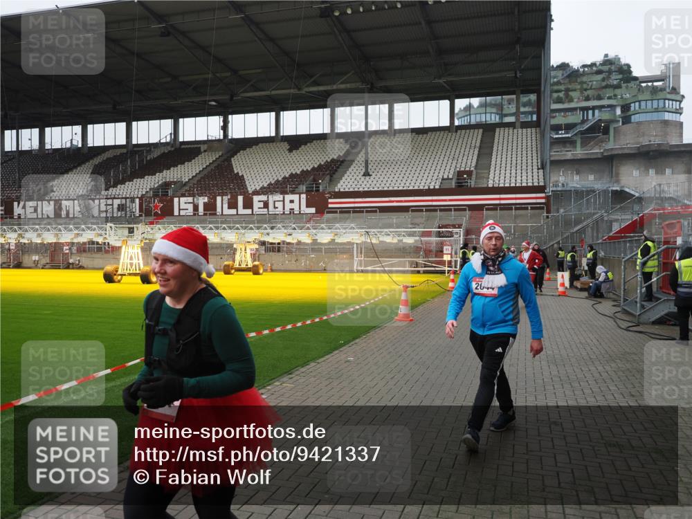 07.12.2025 - St. Pauli X-Mass-Run No. 15 Fabian Wolf http://msf.ph/oto/9421337 07.12.2025 11:45:29 Ziel 569, 572, 1324, 2372, 2382, 2385, 2624, 3573, 3774, 3963, 4058, 4060, 4112 meine-sportfotos.de