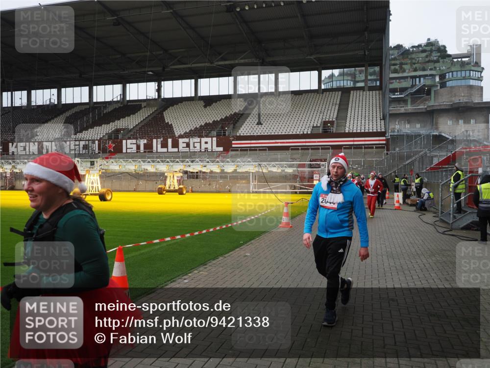07.12.2025 - St. Pauli X-Mass-Run No. 15 Fabian Wolf http://msf.ph/oto/9421338 07.12.2025 11:45:29 Ziel 569, 572, 1324, 2372, 2382, 2385, 2624, 3573, 3774, 3963, 4058, 4060, 4112 meine-sportfotos.de