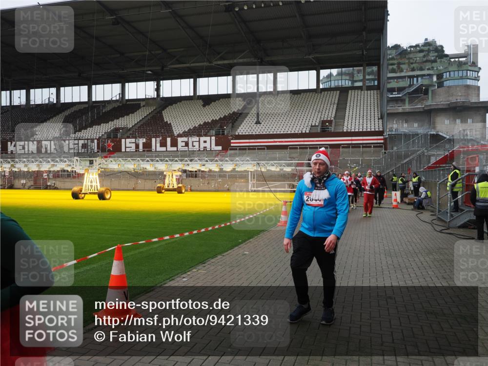 07.12.2025 - St. Pauli X-Mass-Run No. 15 Fabian Wolf http://msf.ph/oto/9421339 07.12.2025 11:45:29 Ziel 569, 572, 1324, 2372, 2382, 2385, 2624, 3573, 3774, 3963, 4058, 4060, 4112 meine-sportfotos.de