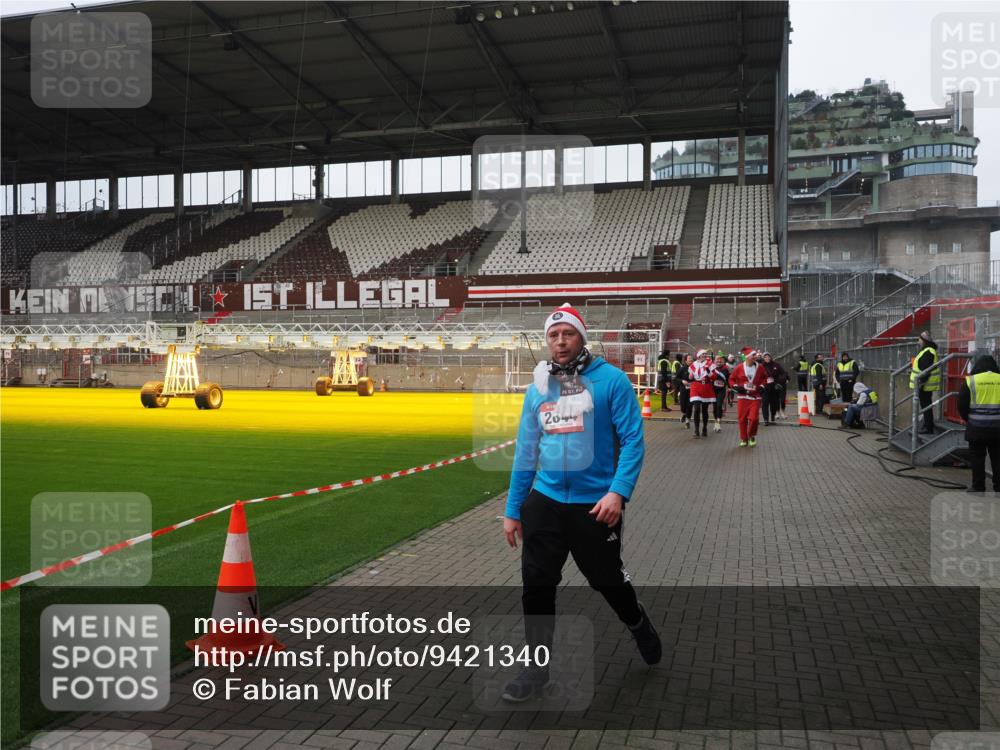 07.12.2025 - St. Pauli X-Mass-Run No. 15 Fabian Wolf http://msf.ph/oto/9421340 07.12.2025 11:45:29 Ziel 569, 572, 1324, 2372, 2382, 2385, 2624, 3573, 3774, 3963, 4058, 4060, 4112 meine-sportfotos.de