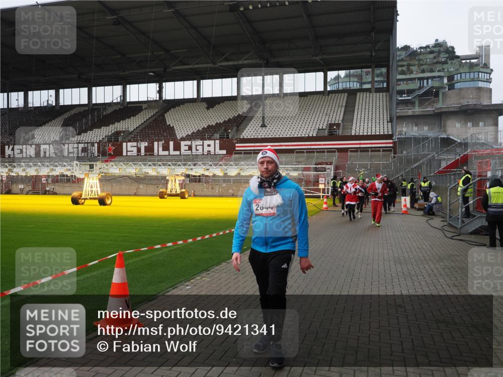 07.12.2025 - St. Pauli X-Mass-Run No. 15 Fabian Wolf http://msf.ph/oto/9421341 07.12.2025 11:45:30 Ziel 569, 572, 1324, 2372, 2382, 2385, 2624, 3378, 3379, 3573, 3774, 3963, 4058, 4060, 4112 meine-sportfotos.de