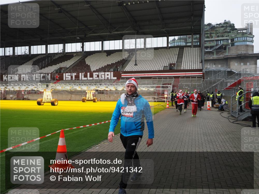 07.12.2025 - St. Pauli X-Mass-Run No. 15 Fabian Wolf http://msf.ph/oto/9421342 07.12.2025 11:45:30 Ziel 569, 572, 1324, 2372, 2382, 2385, 2624, 3378, 3379, 3573, 3774, 3963, 4058, 4060, 4112 meine-sportfotos.de