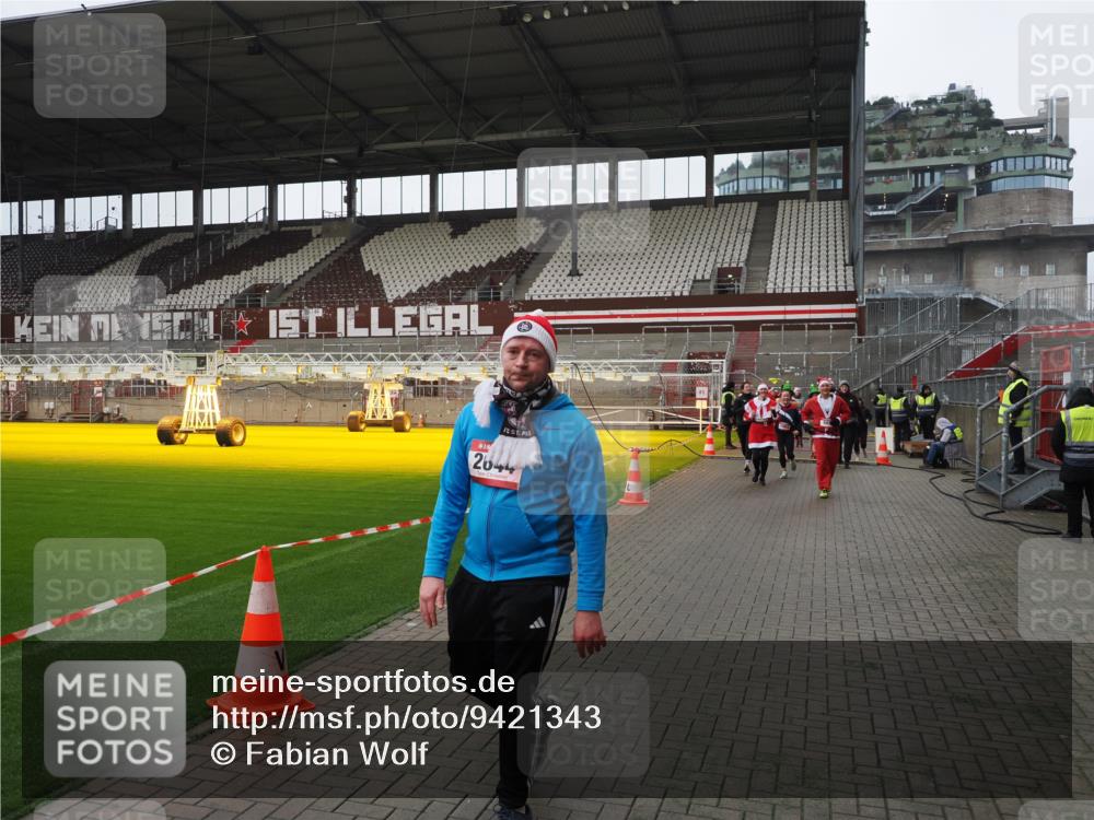 07.12.2025 - St. Pauli X-Mass-Run No. 15 Fabian Wolf http://msf.ph/oto/9421343 07.12.2025 11:45:30 Ziel 569, 572, 1324, 2372, 2382, 2385, 2624, 3378, 3379, 3573, 3774, 3963, 4058, 4060, 4112 meine-sportfotos.de