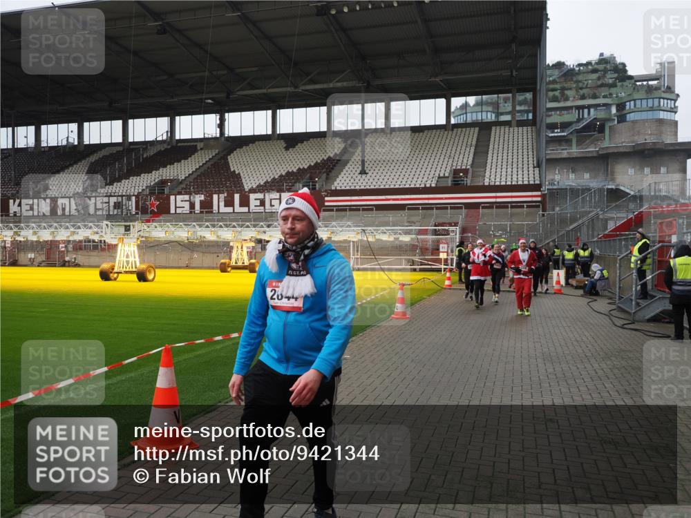 07.12.2025 - St. Pauli X-Mass-Run No. 15 Fabian Wolf http://msf.ph/oto/9421344 07.12.2025 11:45:30 Ziel 569, 572, 1324, 2372, 2382, 2385, 2624, 3378, 3379, 3573, 3774, 3963, 4058, 4060, 4112 meine-sportfotos.de
