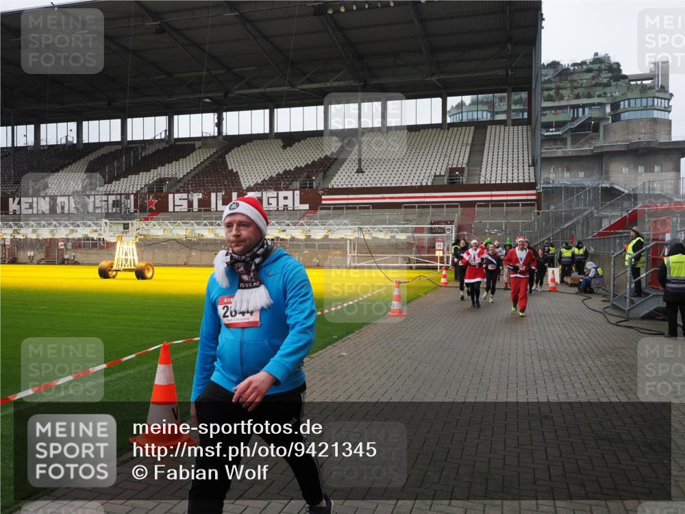 07.12.2025 - St. Pauli X-Mass-Run No. 15 Fabian Wolf http://msf.ph/oto/9421345 07.12.2025 11:45:30 Ziel 569, 572, 1324, 2372, 2382, 2385, 2624, 3378, 3379, 3573, 3774, 3963, 4058, 4060, 4112 meine-sportfotos.de