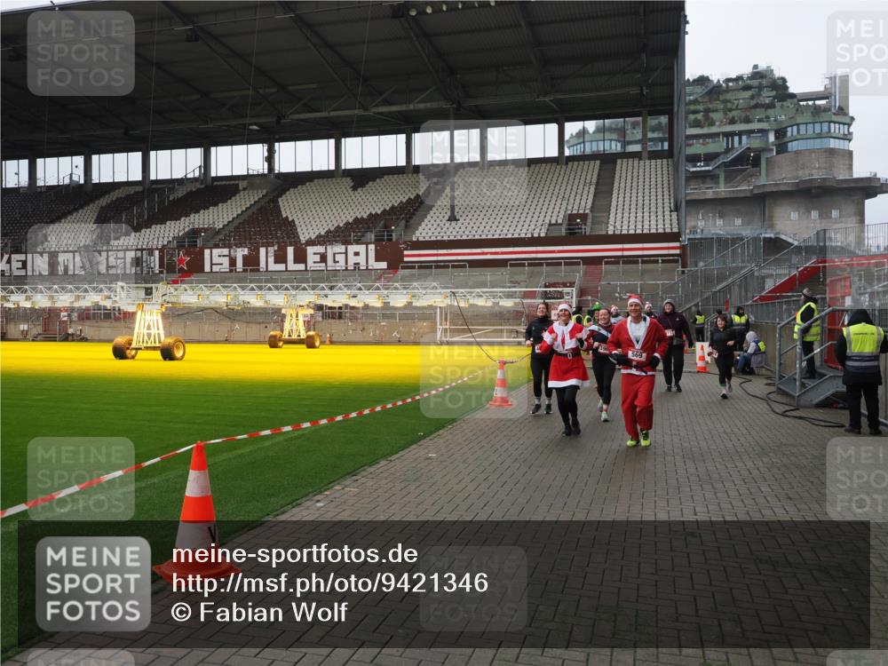 07.12.2025 - St. Pauli X-Mass-Run No. 15 Fabian Wolf http://msf.ph/oto/9421346 07.12.2025 11:45:33 Ziel 569, 572, 1324, 2372, 2382, 2385, 3378, 3379, 3573, 3774, 3963, 4058, 4060, 4112 meine-sportfotos.de